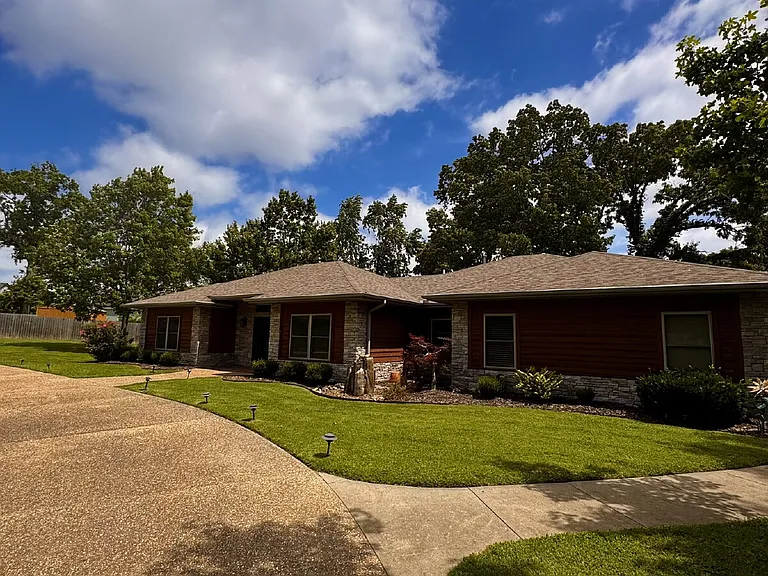 723 Lakeview Dr — Photo 2