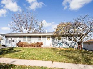 5208 Spencer Dr SW, Cedar Rapids, IA 52404