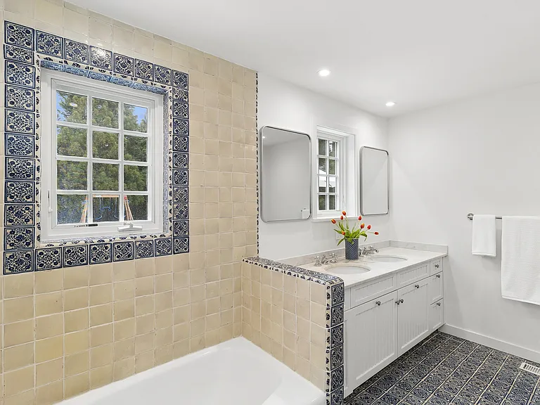 130 Montauk Hwy — Photo 11