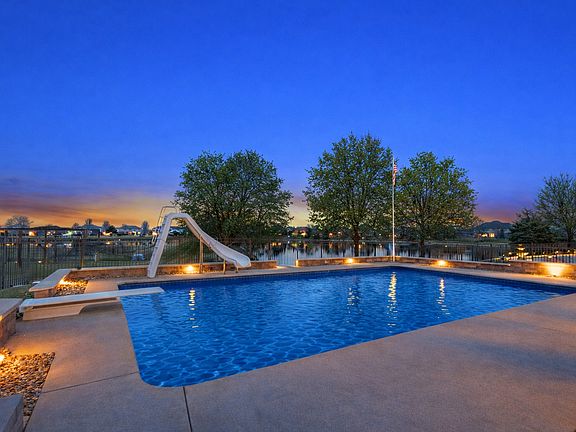 5th image of 785 Stacey Dr