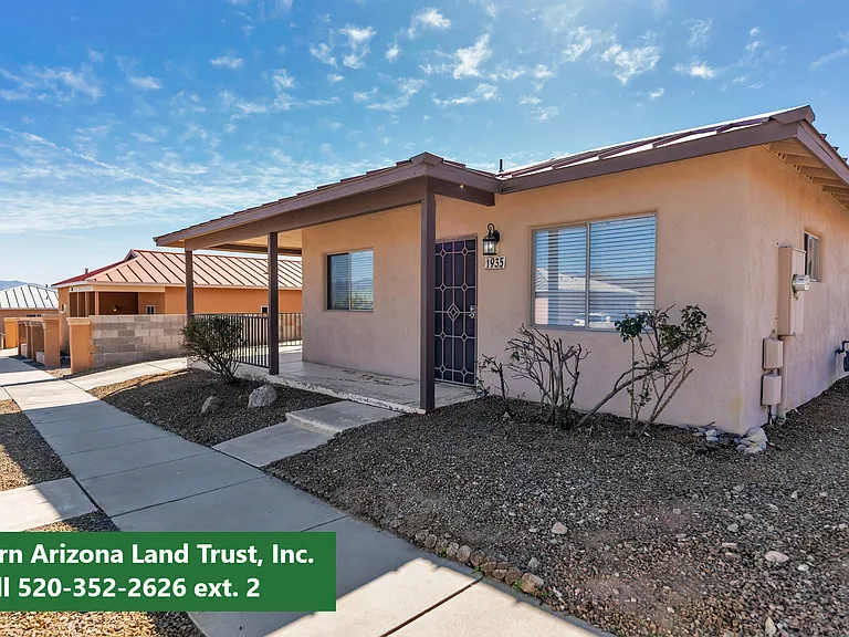 1935 W Banks Grove Pl — Photo 1