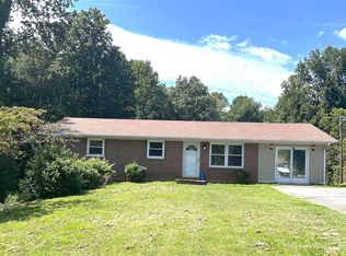 1555 Old Farm Dr, Hickory, NC 28602