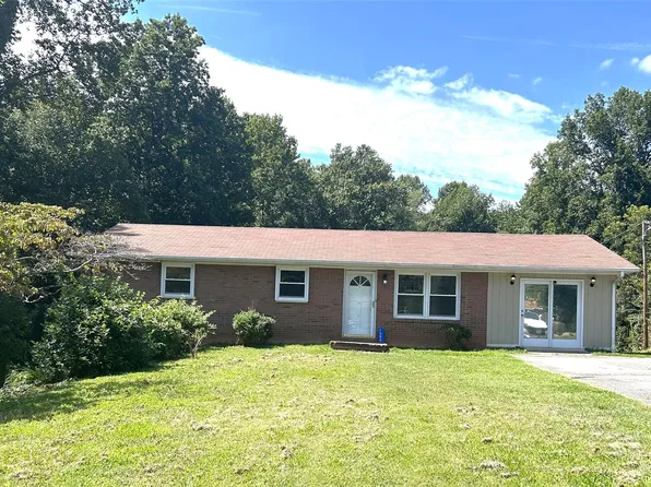 1555 Old Farm Dr, Hickory, NC 28602