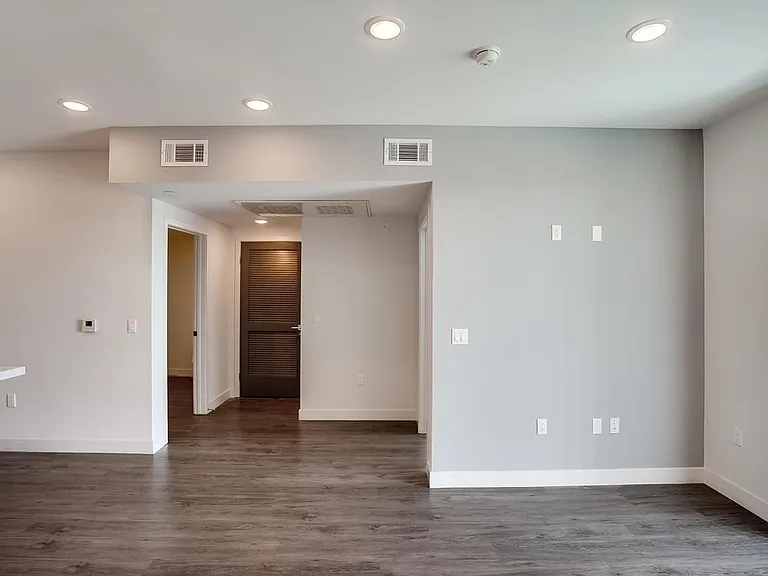 6015 Woodman Ave #201 — Photo 15