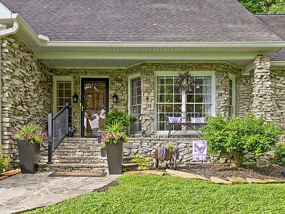 3rd image of 706 Contour Ave