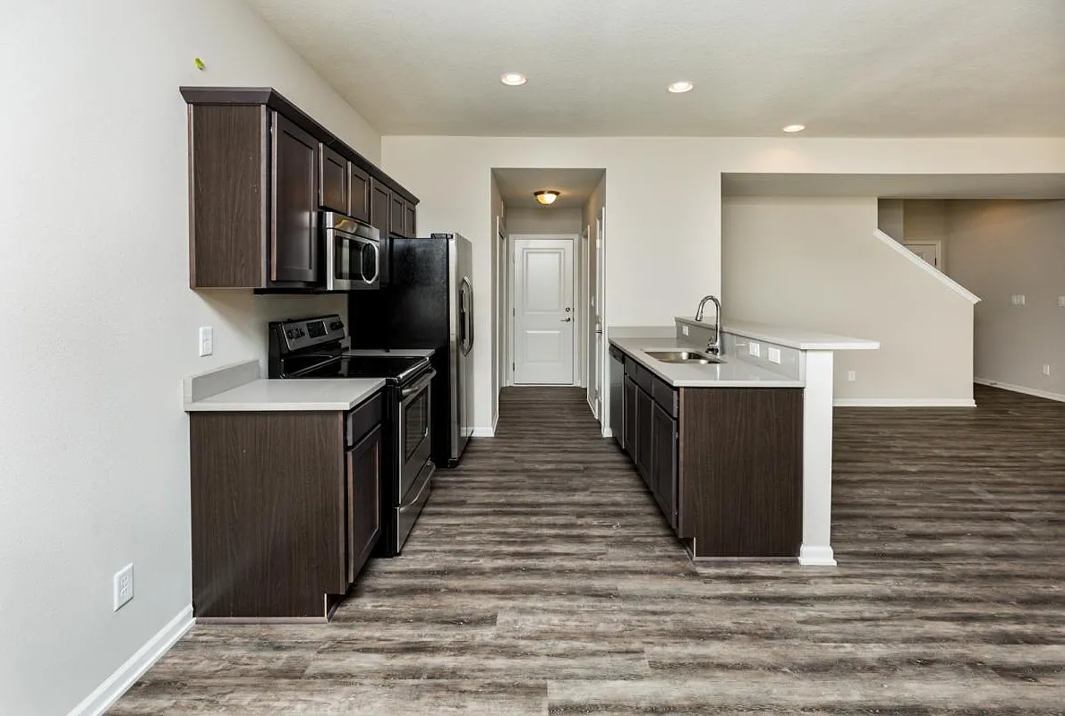 3 bed, 2.5 bath, 1550 sqft, $1,799 — Photo 2