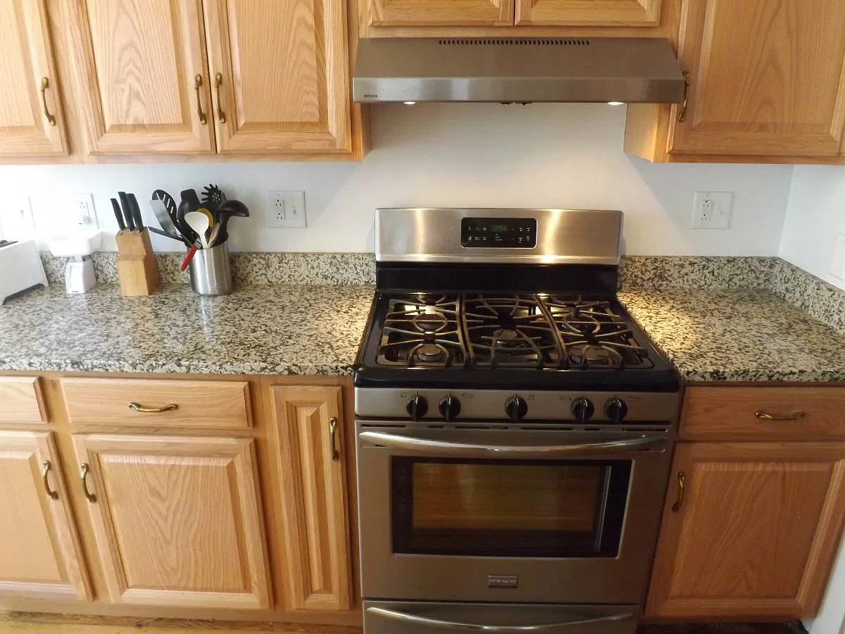 3 bed, 1200 sqft, $2,300 — Photo 4