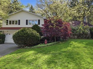 58 Landsdowne Ln, Rochester, NY 14618