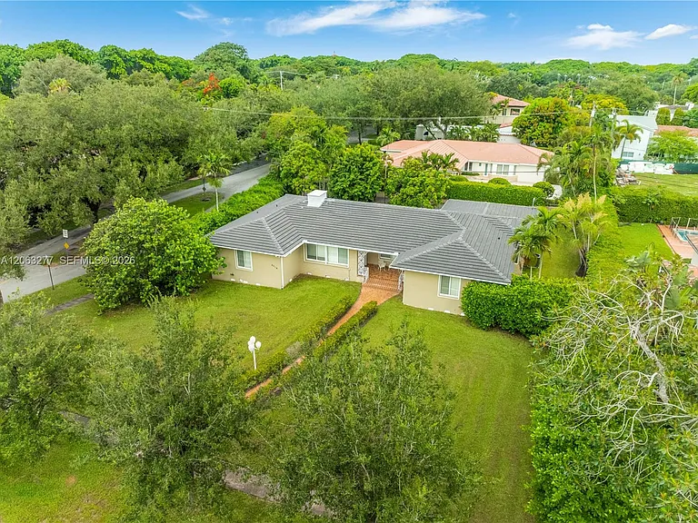 2514 E Granada Blvd — Photo 40