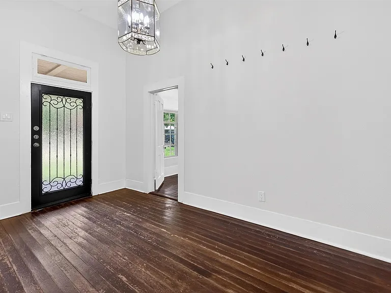 529 W Clark St — Photo 3