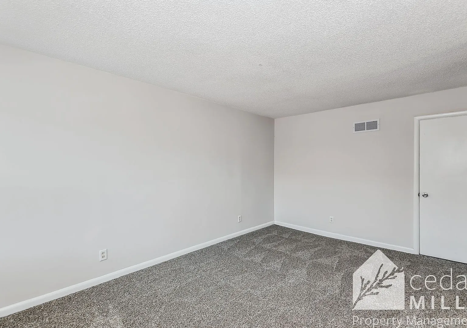 Remodeled Duplex Conveniently Located Near WSU! Section 8! — Photo 2