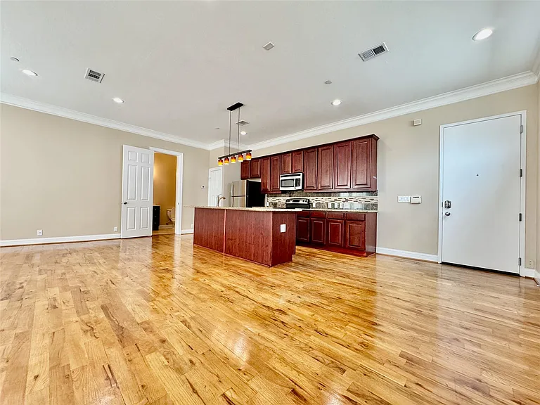 314 W Bell St #201 — Photo 12
