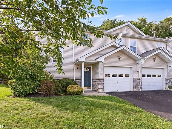 3rd image of 9 Ferndale Ln