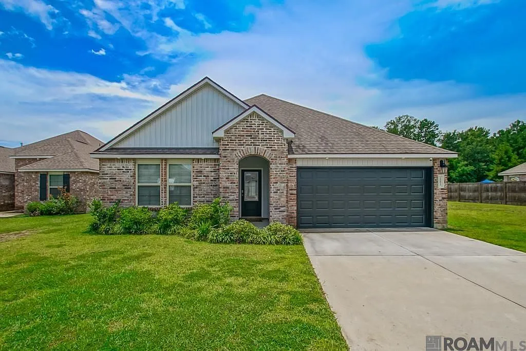 4 bed, 2.0 bath, 1829 sqft, $2,500 — Photo 1