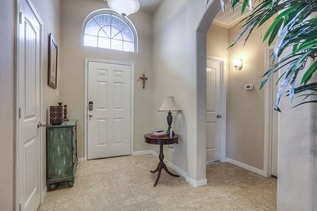 3 bed, 2.0 bath, 1683 sqft, $2,300 — Photo 4