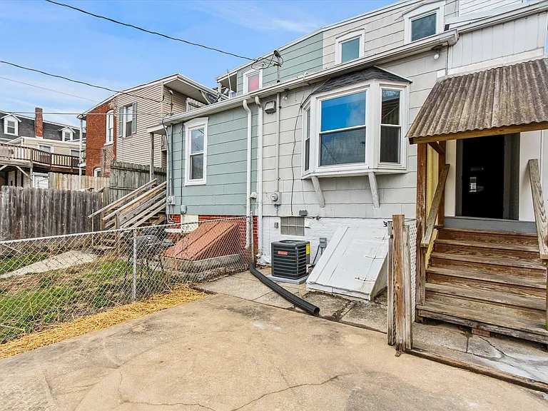 1020 N George St — Photo 25