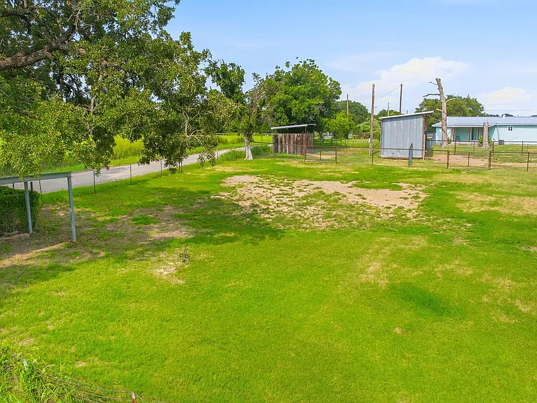 25263 N US Highway 281 — Photo 21