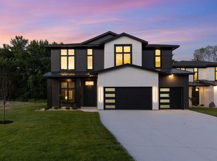 504 N Maple St, Chaska, MN 55318