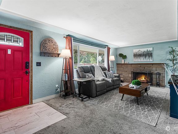 3rd image of 1821 W Stewart Avenue