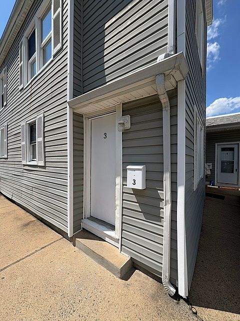 1st image of 139 Broad St APT 3