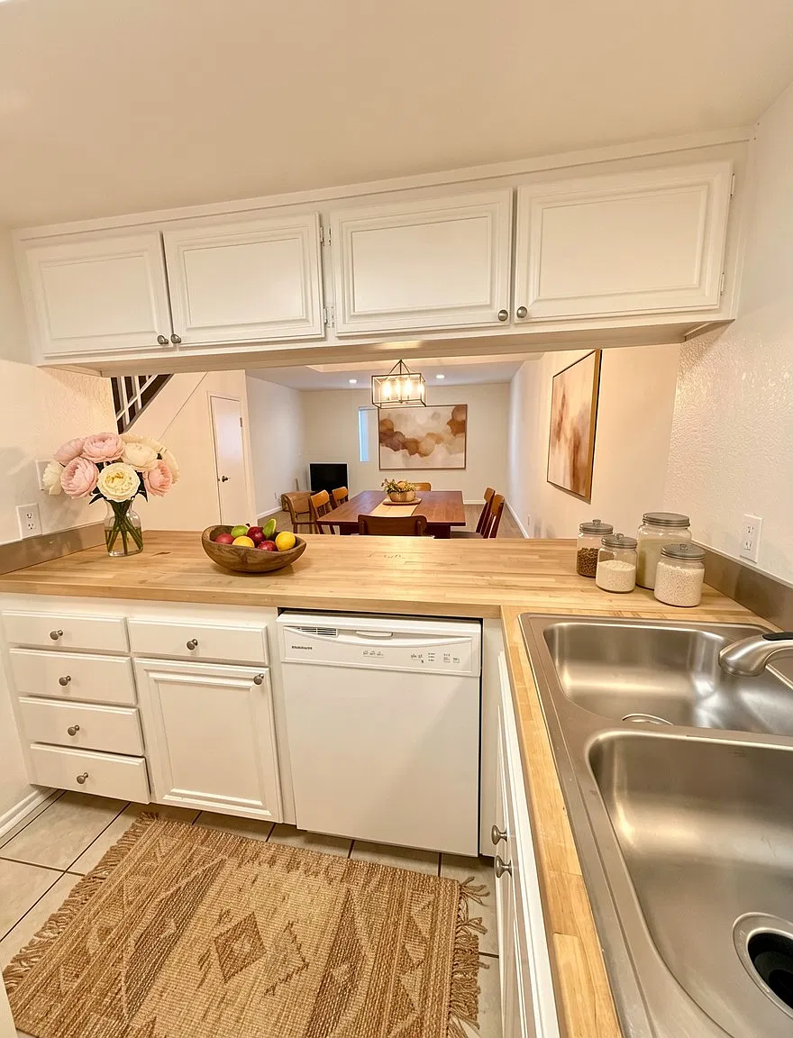 3 bed, 2.5 bath, 1350 sqft, $3,795 — Photo 2