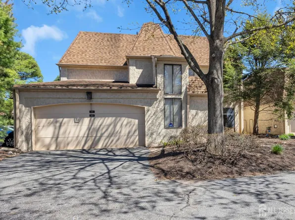 9 Carriage Pl, Edison, NJ 08820