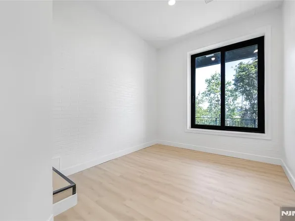 114 Pine Street image 15 of 35