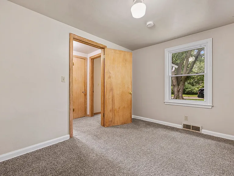 3401 Seneca Ave — Photo 13