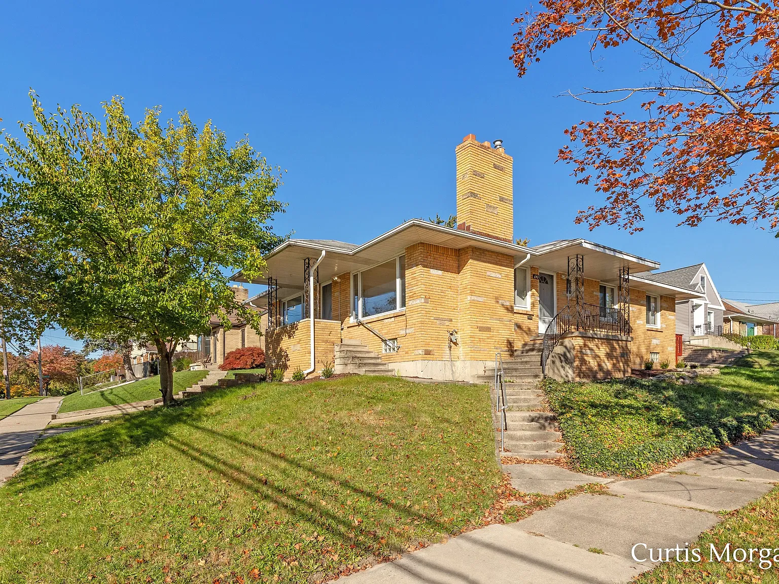5 bed, 2.5 bath, 2075 sqft, $2,200 — Photo 2