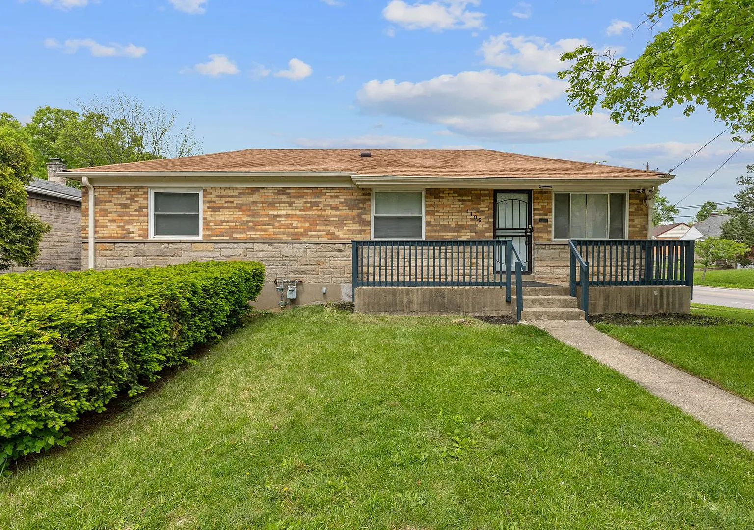 College Hill- Amazing 3 Bedroom, 1.5 Bathroom In An Amazing Neighborhood With Attached Garage! — Photo 1
