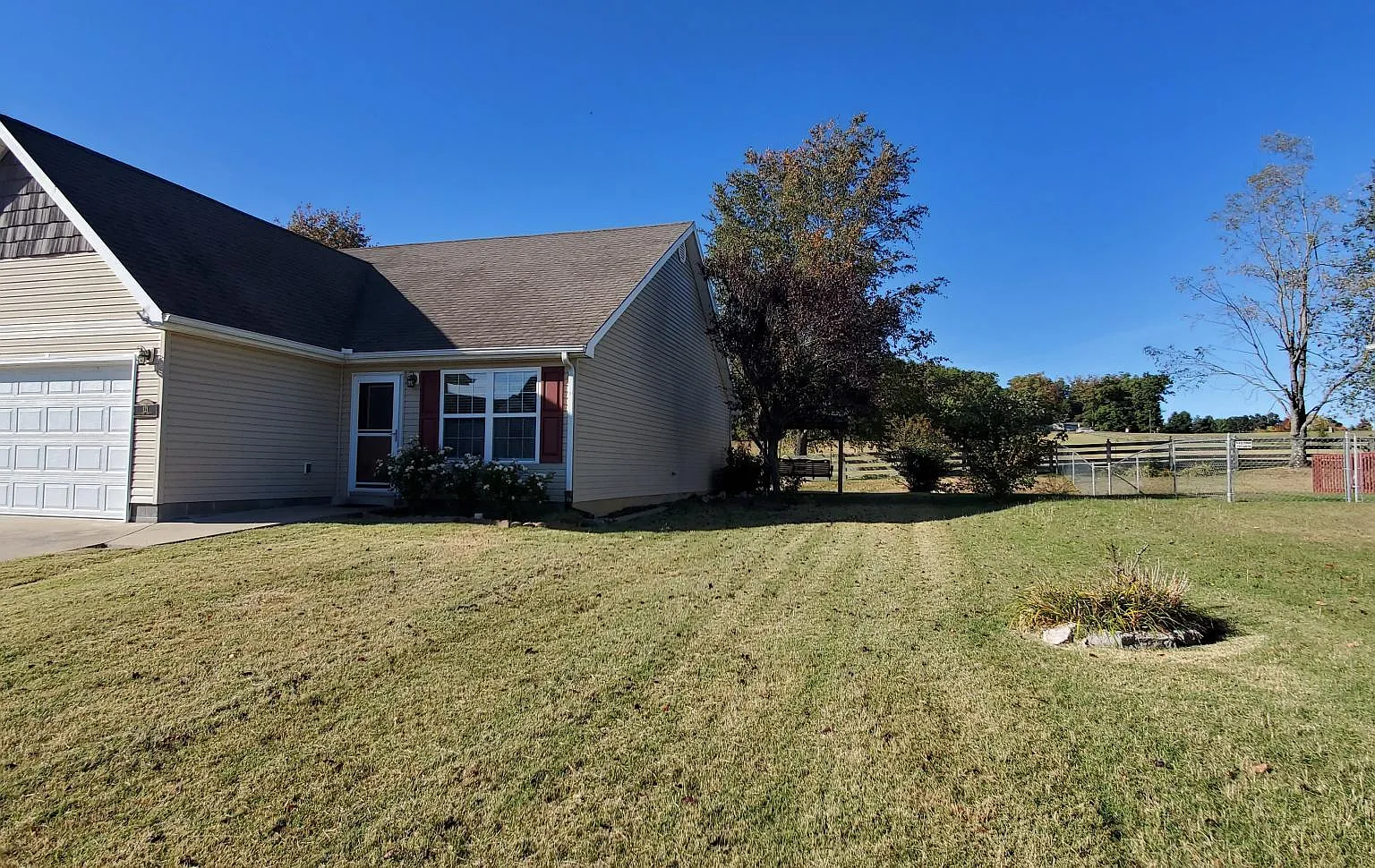 3 bed, 1219 sqft, $1,875 — Photo 2