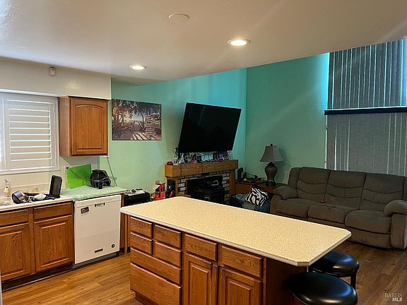 4th image of 1584 Davis Court