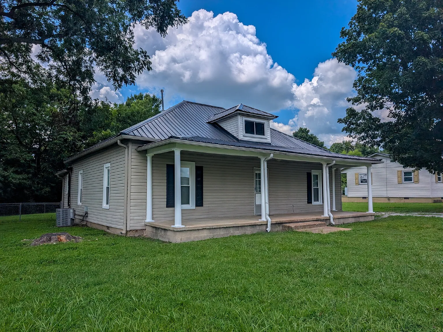 3 bed, 1.0 bath, $1,200 — Photo 3