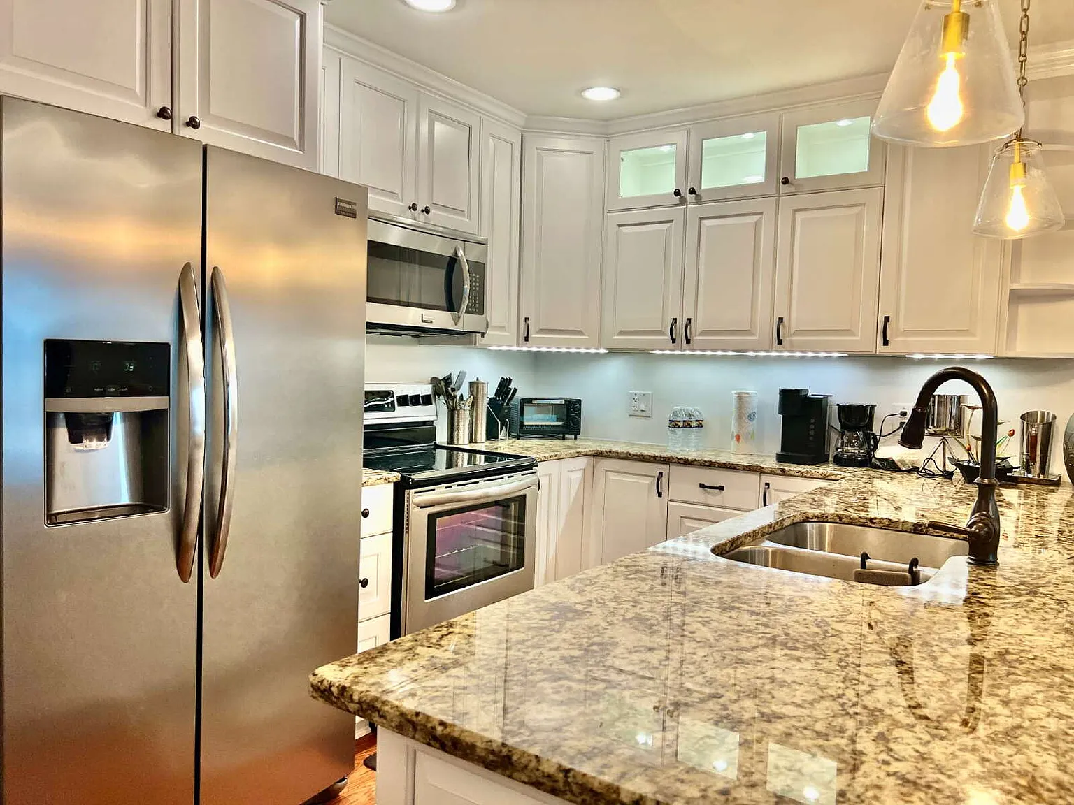 Fully Furnished Luxury Condo! — Photo 2
