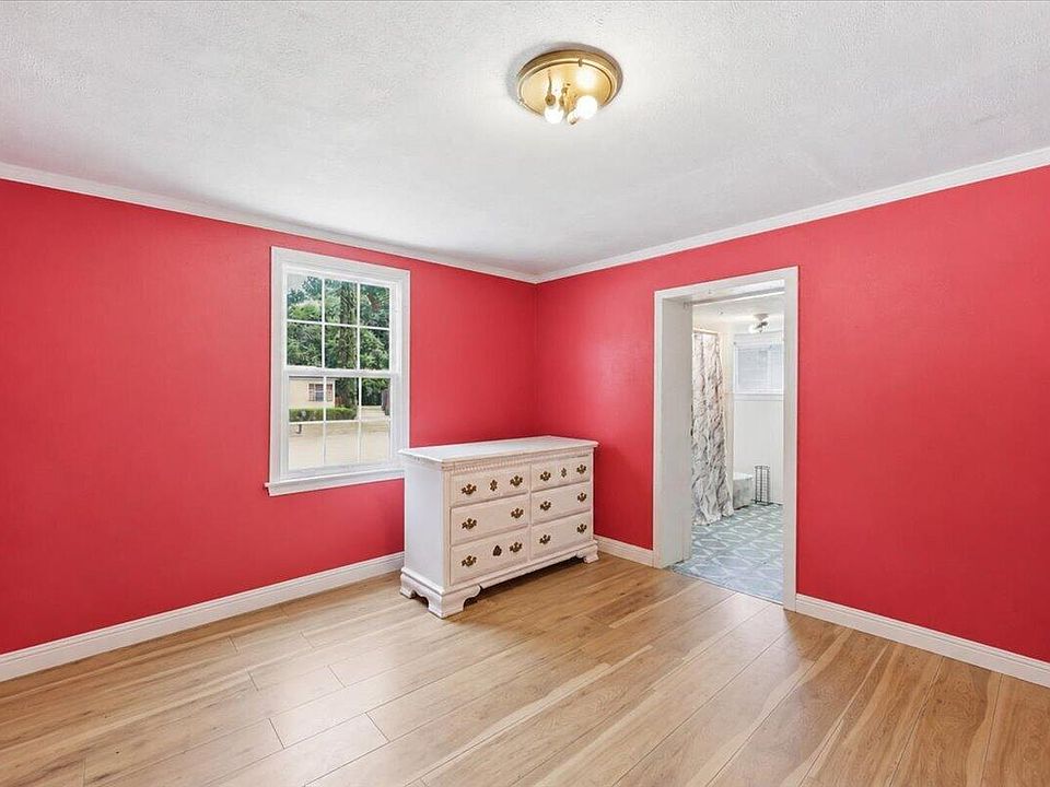 10th image of 100 Henry St