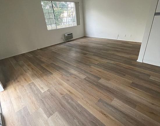 5th image of 1221 Seward St APT 207