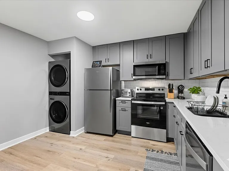 Maple Grove Apartments - Luxury and Convenience in Mundelein! — Photo 16