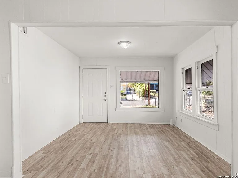 2031 Lamar St — Photo 2