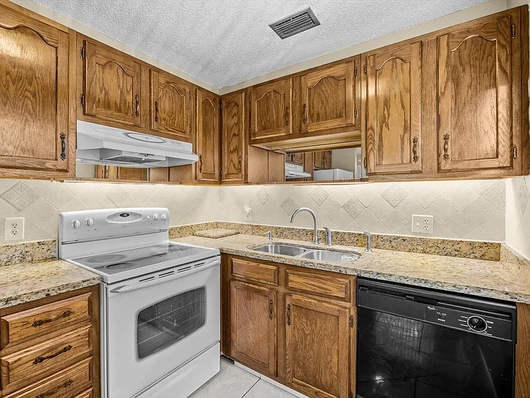 29 Lake Vista Trl #205 — Photo 11