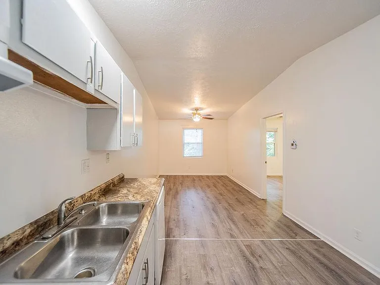 140 Limerick Dr — Photo 2
