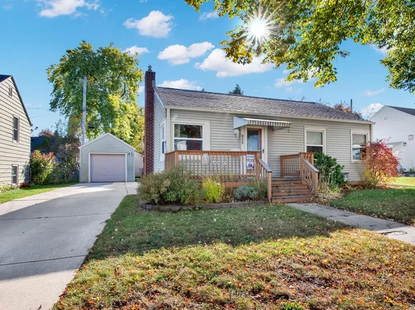 302 East Gauer CIRCLE, Milwaukee, WI 53207