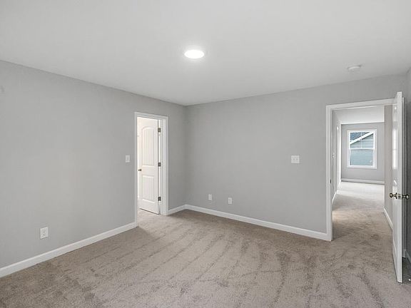 3rd image of 192 Kensington Dr