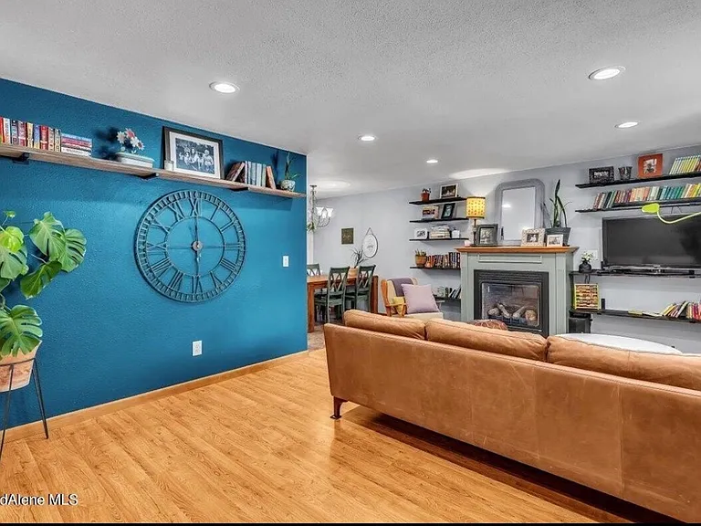 1705 E Satre Ave — Photo 8