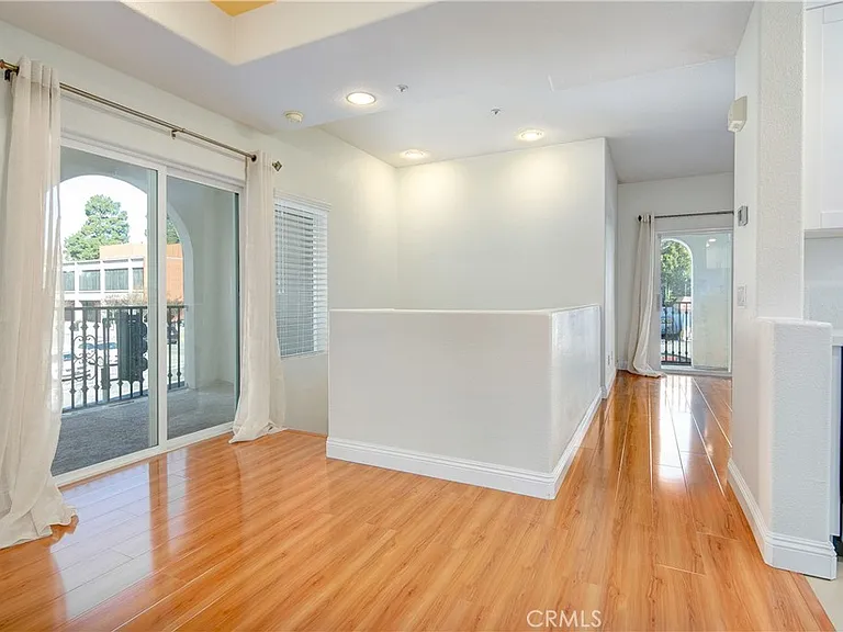 600 E Walnut St — Photo 4