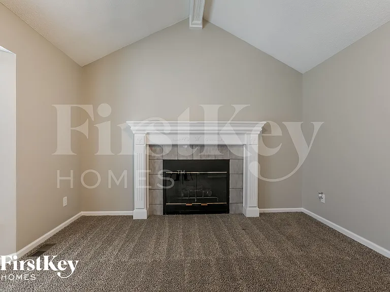 1529 NE Auburn Dr — Photo 4