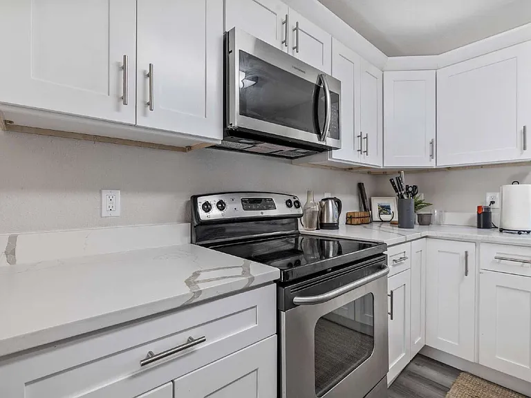 112 W Stanley St — Photo 9
