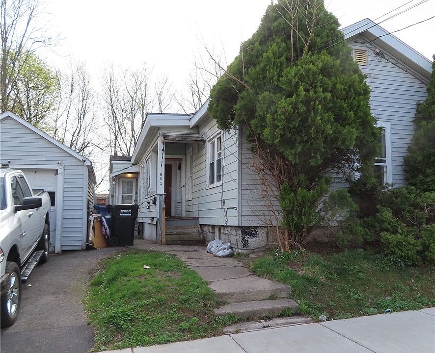 1st image of 605 Carbon St