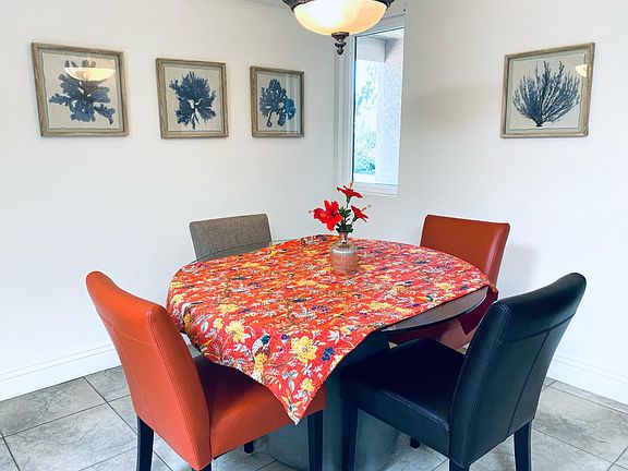 Eat-in kitchen dining