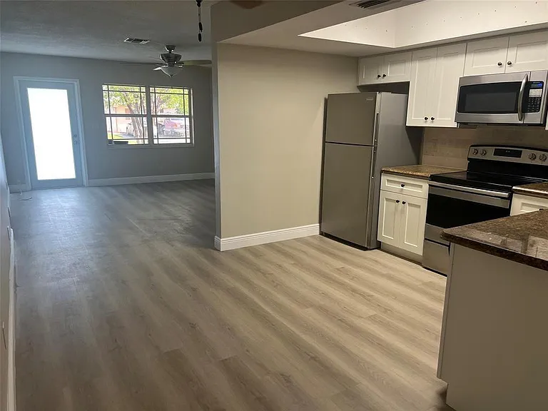 420 SE 13th Dr — Photo 2
