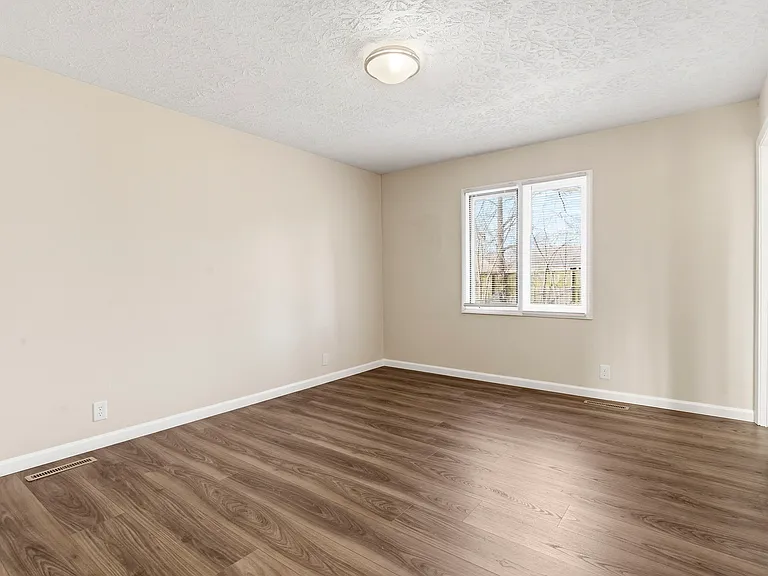 2431 S Kings Ave — Photo 13